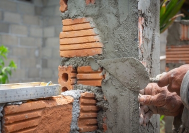 Reboco com gesso vs. cimento: qual revestimento usar na sua parede?